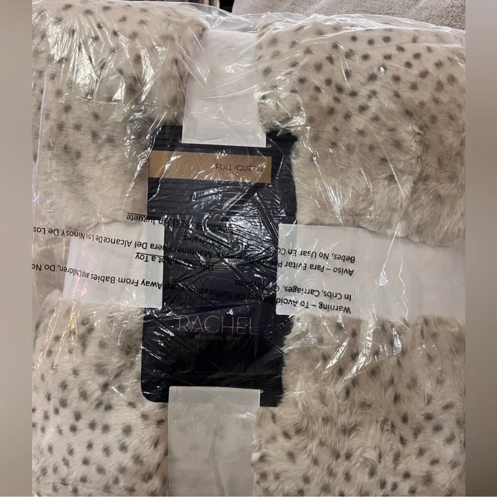 🎉LAST PIECE🎉RACHEL RACHEL‎ ROY Spotted Faux Fur throw